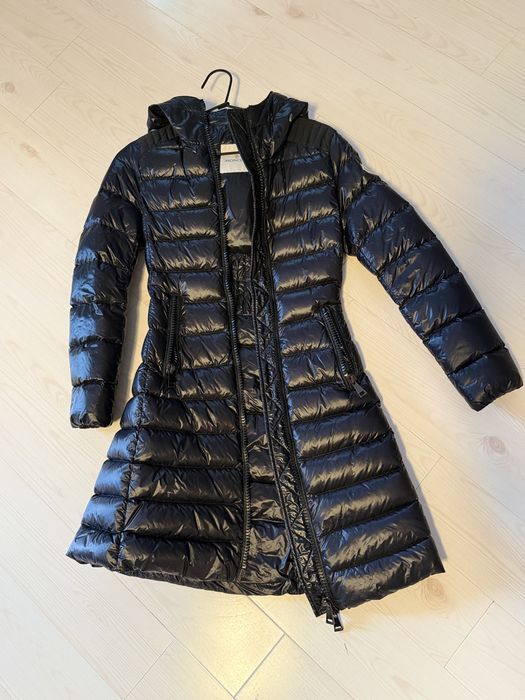 Moncler Flammette Hooded Long Down Jacket, varianta neagră lucioasă, cu croială cambrată și fermoar dublu, marime 00 (XS)
