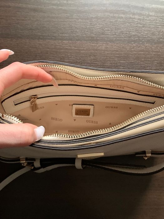 белая оригинальная сумка Guess