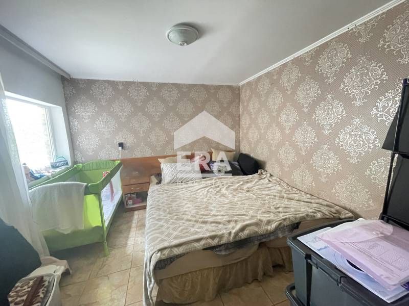 Ексклузивна самостоятелна къща за продажба, с две постройки и голям дв