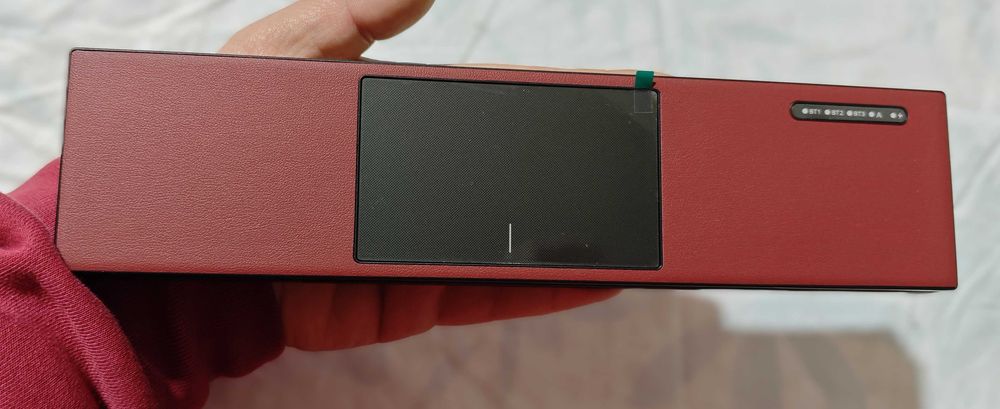 Луксозна сгъваема Bluetooth клавиатура OMOTON с тъчпад. QWERTZ layout