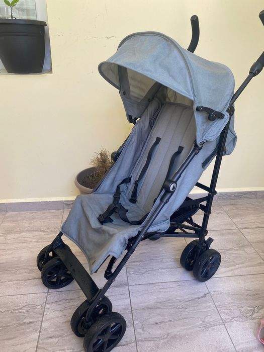 Компактна количка тип чадър