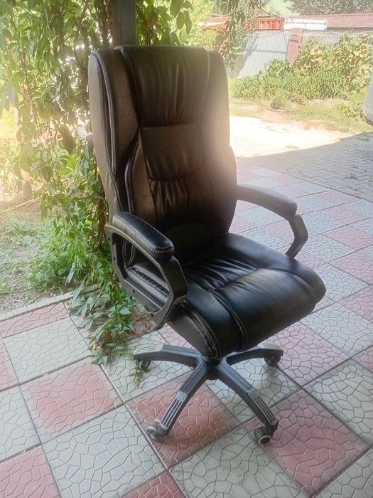 Продам  кожанное  кресло за 25000 тенге.