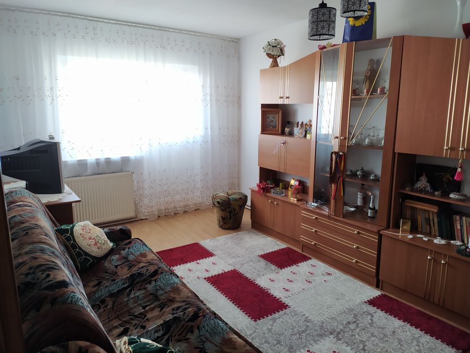 Închiriez ap 3 camere zonă centrală