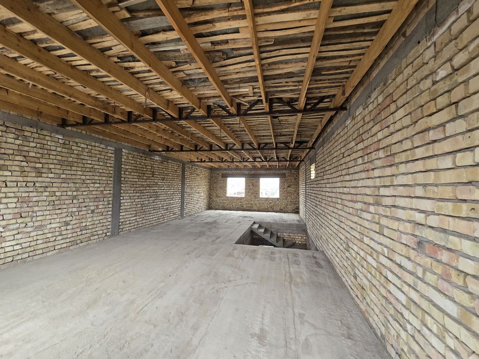 Gulistonning markazida 2 etajli uylar sotiladi.