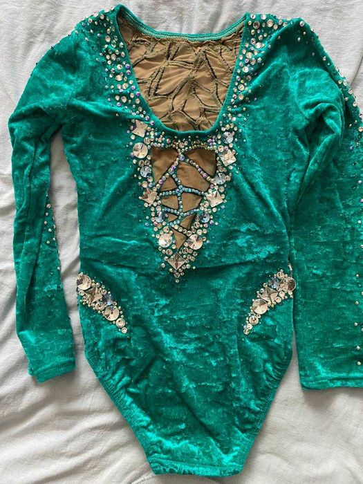 costum de gimnastică ritmică