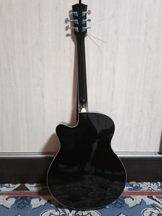 Akustik gitara xolati a'lo Rossiyada ishlab chiqarilgan.