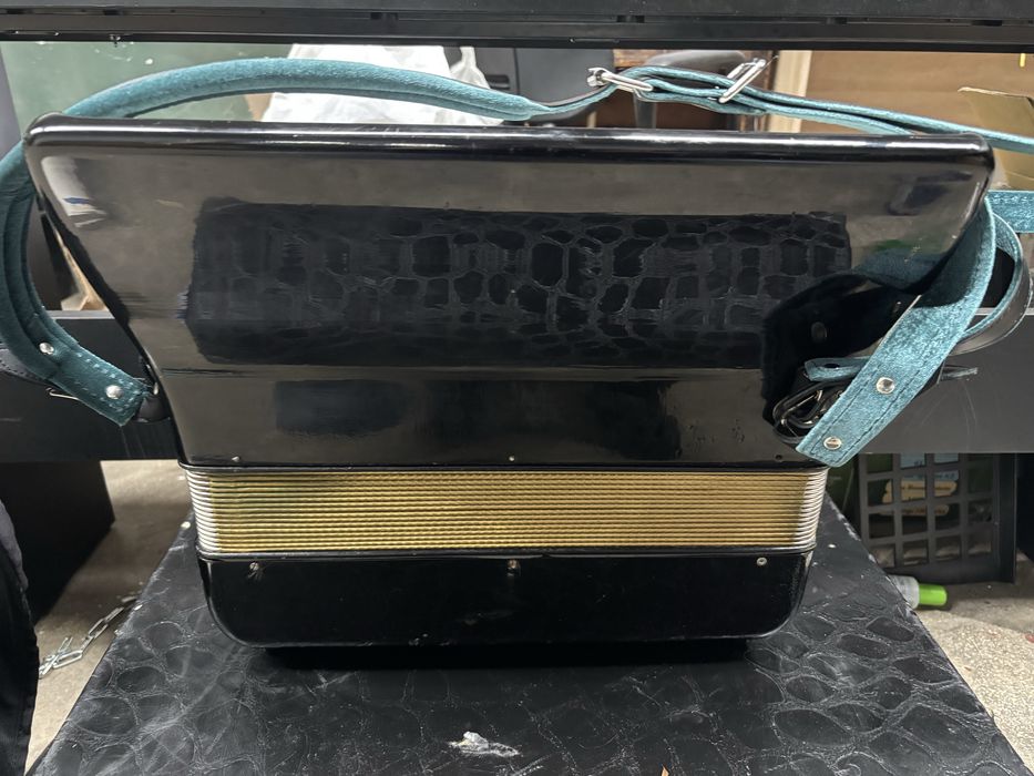 Acordeon Hohner Arietta cu 72 de basi