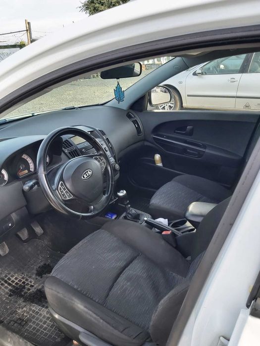 Vând Kia Ceed Break 1.6 benzină, an 2008, 2789 euro.