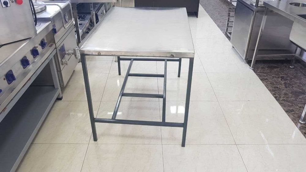 Производственный стол с бортиком из нержавейки без полки