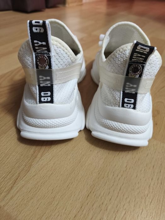 Vând adidași Steve Madden