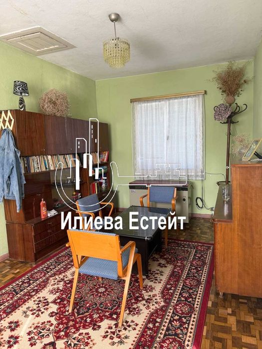 Продава къща с двор в с.Ябълково до Димитровград