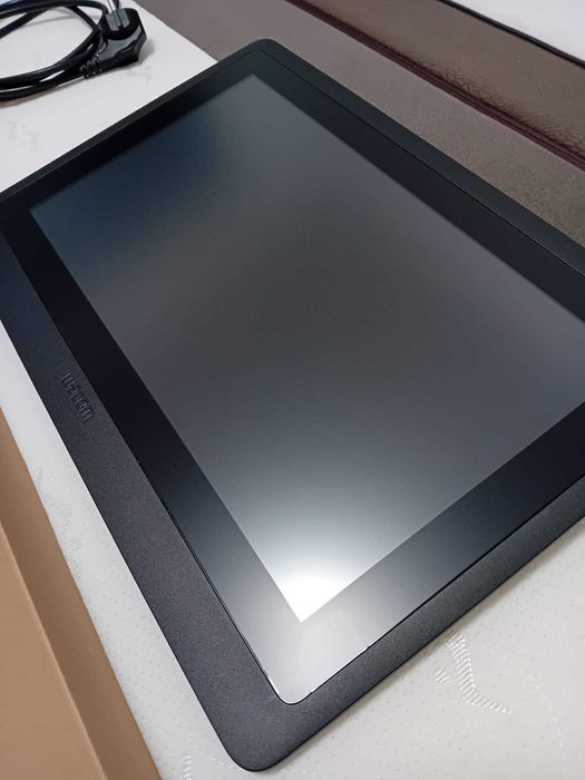 Tabletă Grafică Wacom Cintiq 16 + Tabletă grafică Wacom Intuos S CADOU