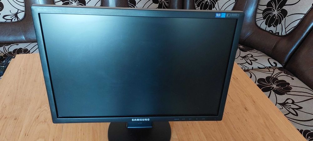 Monitor Samsung 19 inch...48,5 cm !  În stare excelentă,  funcțional