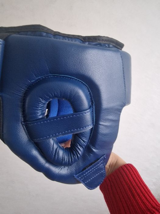 Шлем и перчатки спортивные