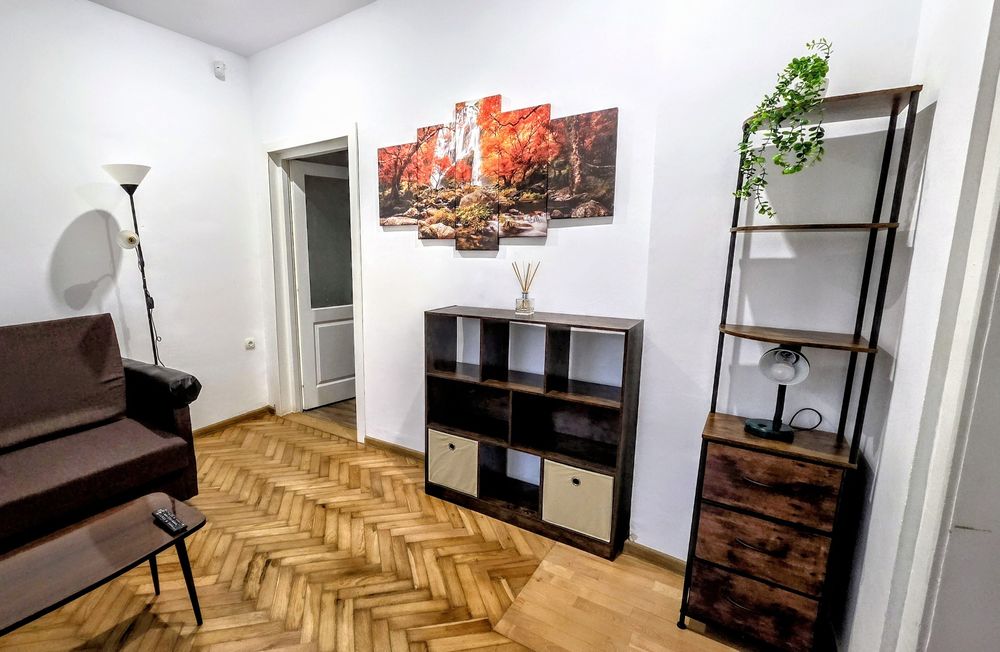 Inchiriez ap 2 camere, la casa  in zona semi-centrala