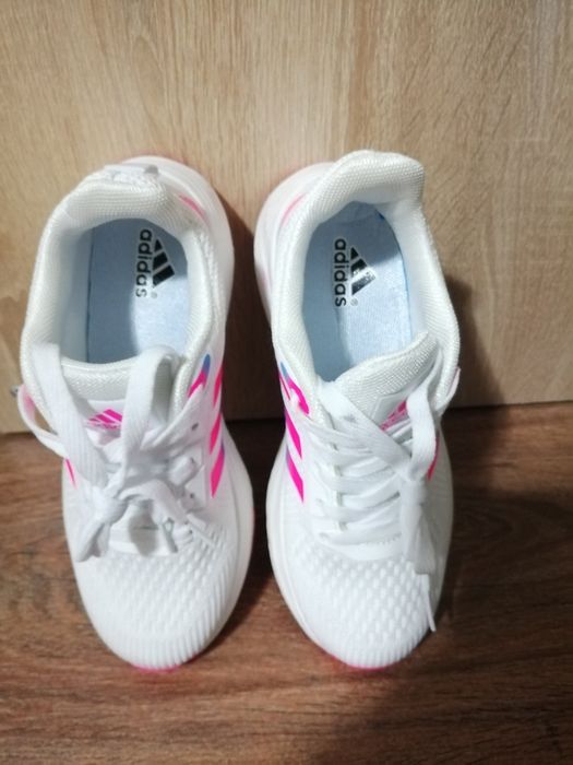 Кроссовки модные, новые