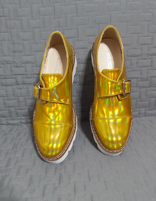 Pantofi cu platforma aurii