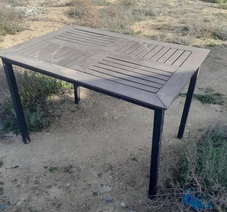 Продаётся стол 2 штук