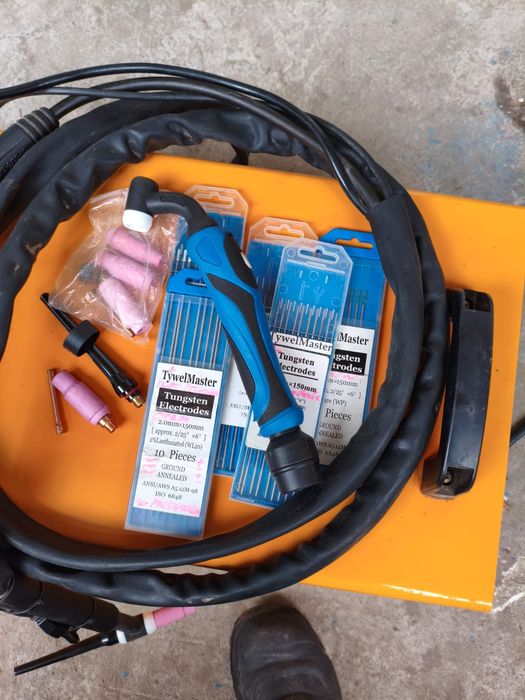 Сварочный инвертор СВАРОГ TIG200P