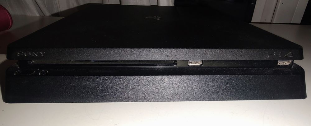 Playstation 4 заедно с 26 игри за него и 3 контролера