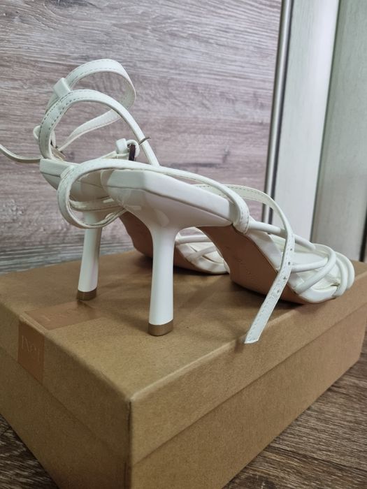 Босоножки Stradivarius.