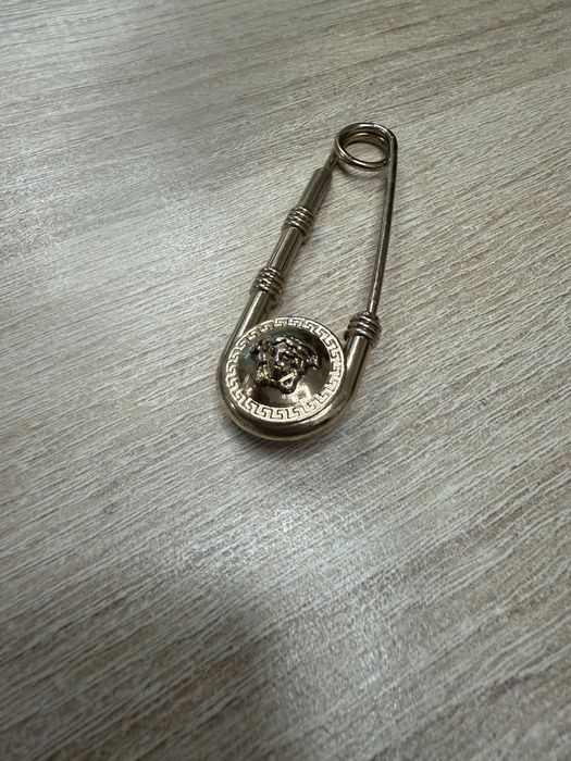 Versace брошка …