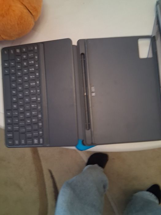 Tabletă cu tastatură și creion