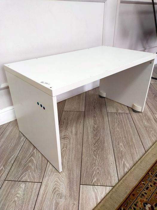 Стол белый небольшой.