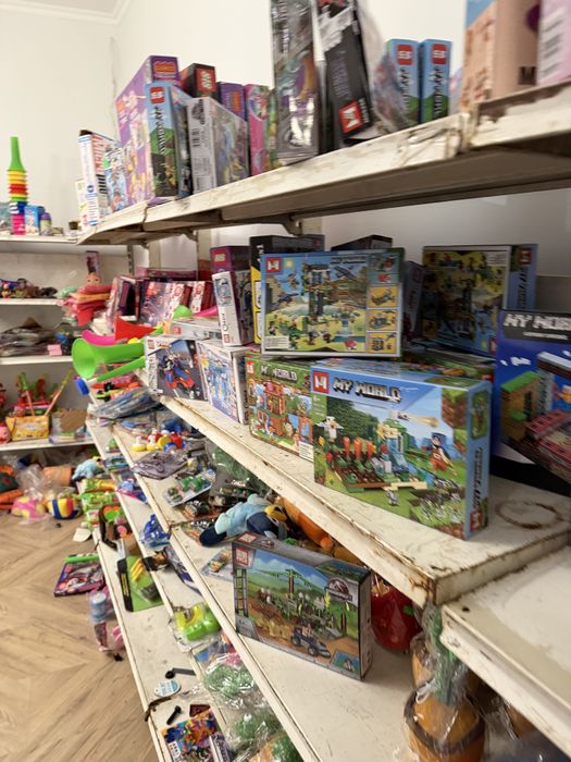 Vand stoc de jucarii