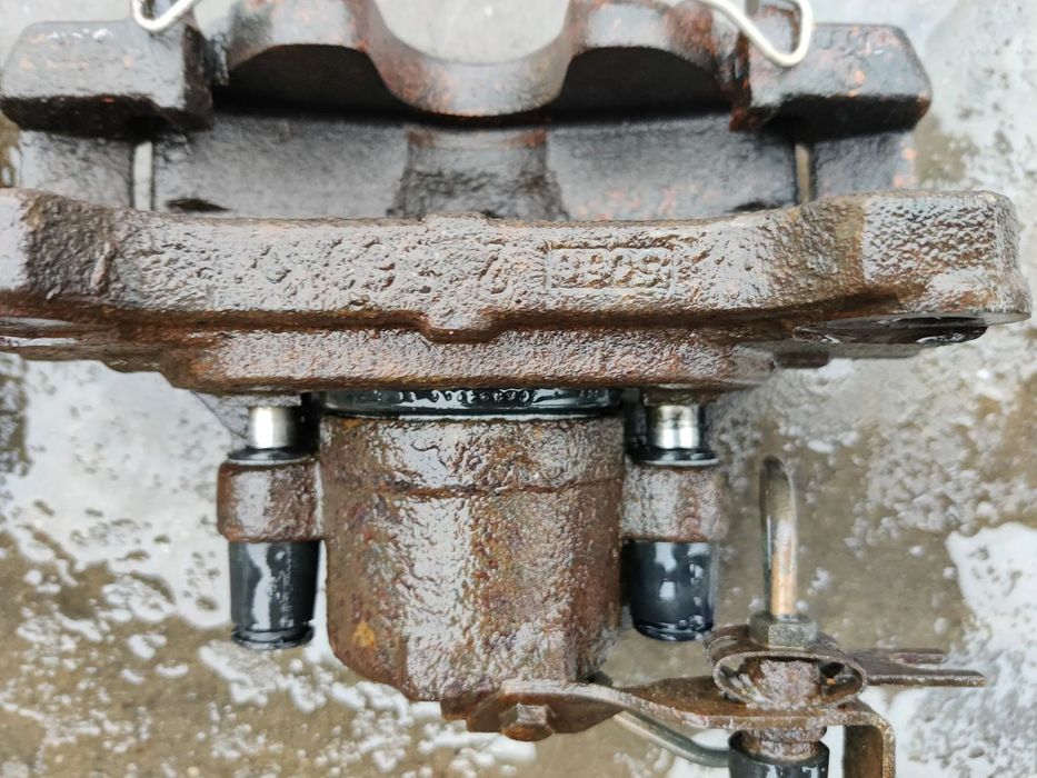 Etrieri cu calareti Etrier fata Seat Exeo motor 2.0 CAH 8569