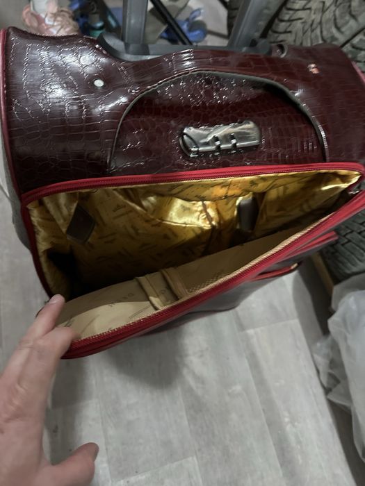 Продам чемодан в хорошем состоянии