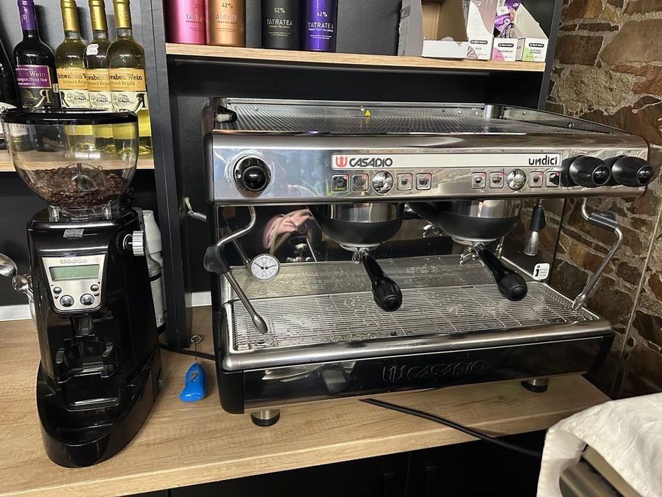 Espressor de cafea profesional Casadio si rasnita cafea profesionala