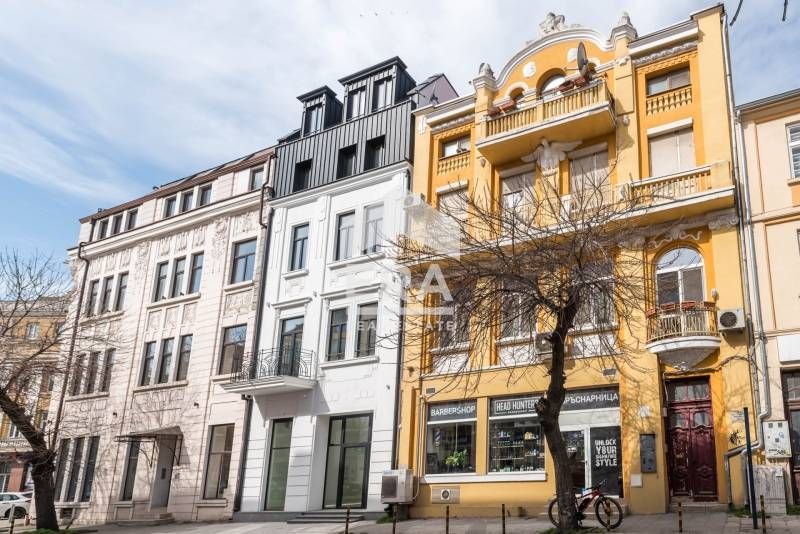 Тристаен, ексклузивен, обзаведен апартамент за продажба, представляващ