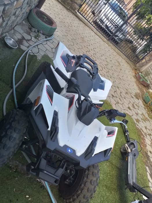 Vând atv polaris