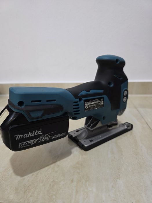 Fierastrau pendular Makita DJV 181