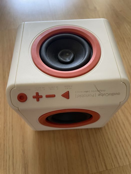 Тонколона с 4 пространствени говорителя с батерия