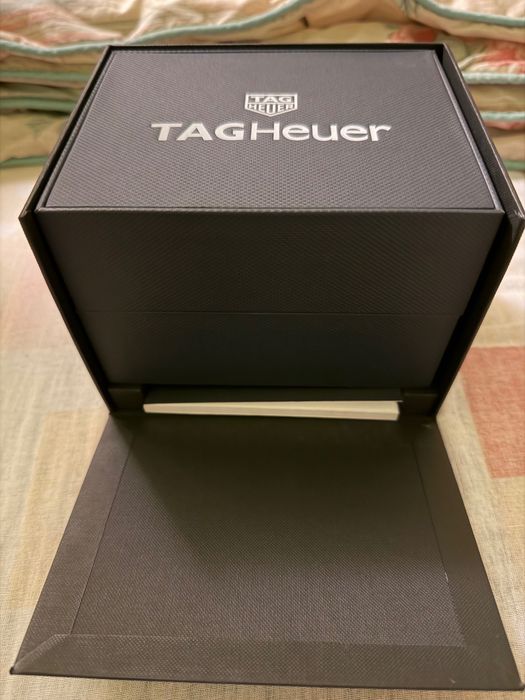 Здравейте продавам уникален часовник Tag Heuer чисто нов. Носен е броени пъти