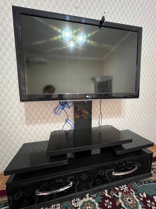 Телевизор с подставкой