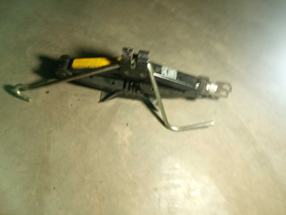 крик за повдигане на автомобили-8 евро.