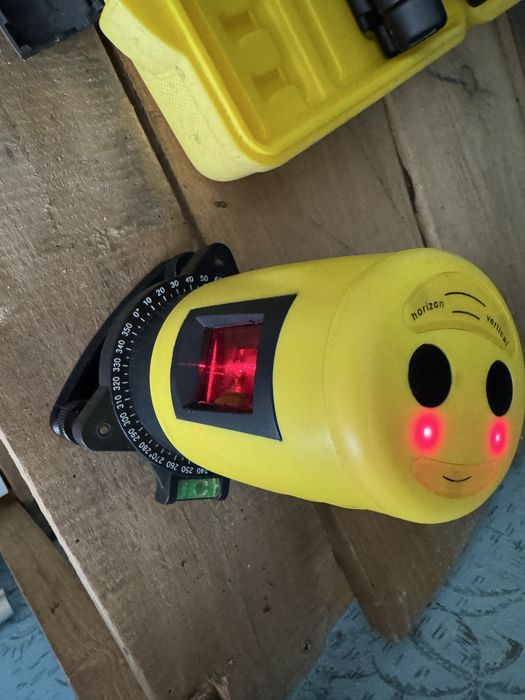 Trusă Nivelă Laser (Linii în cruce) cu Trepied și Ochelari - Funcțională