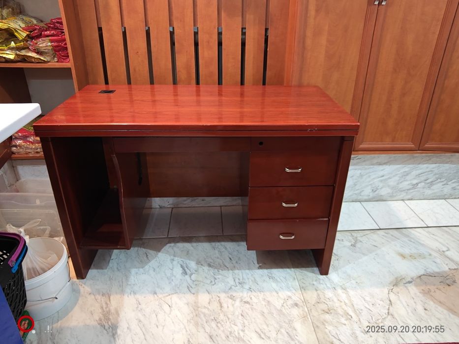 Стол  деревянный