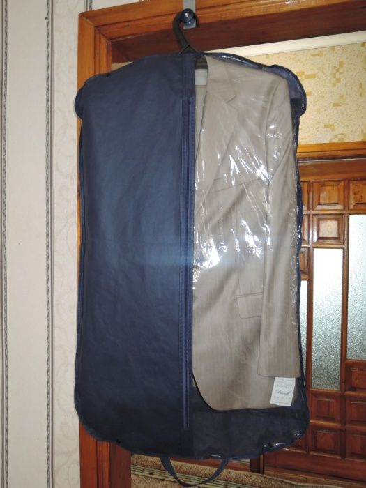 Новый костюм продам