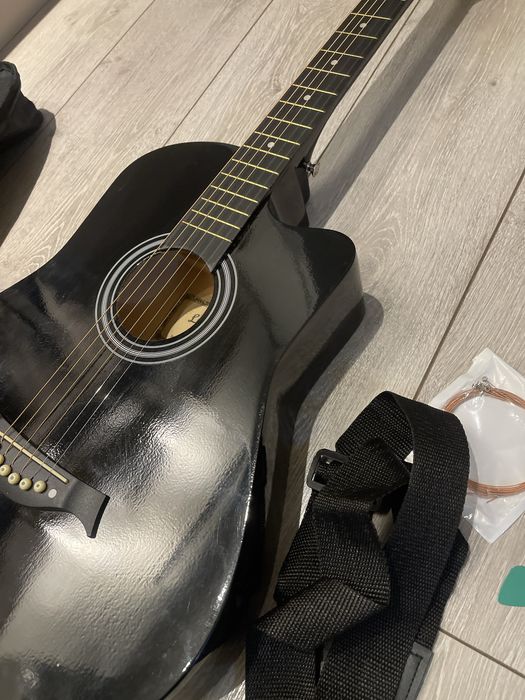 Гитара черная хорошая