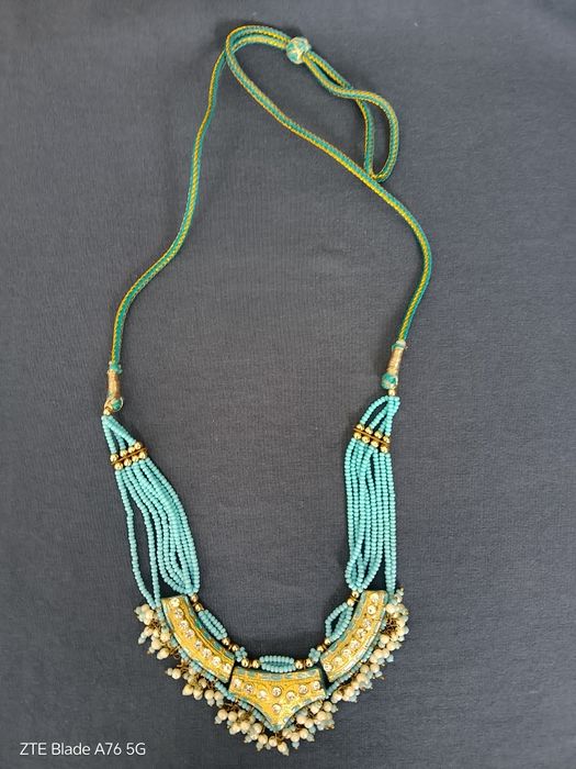 Продавам колиета и брошка