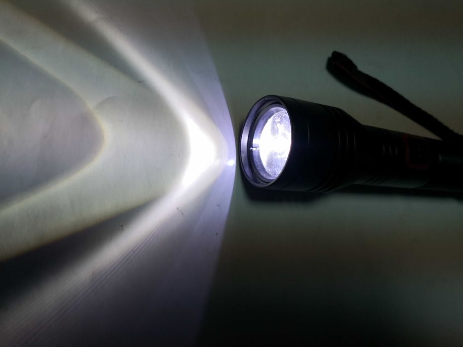 Lanterna de mana cu zoom de 10 W