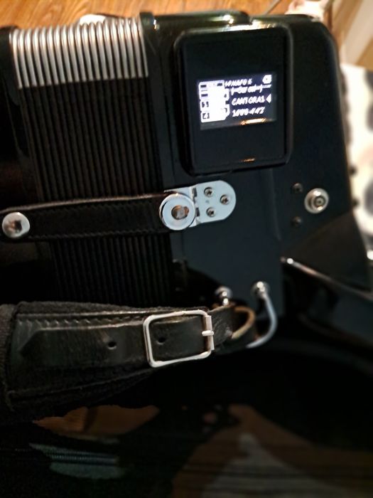 Se vinde acordeon ROLAND FR7X  este impecabil  cu tonuri de la Paul