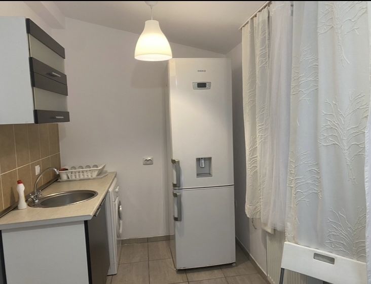 Inchiriez garsoniera 70 mp,,cu curte