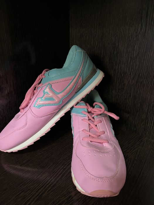 Женские кроссовки