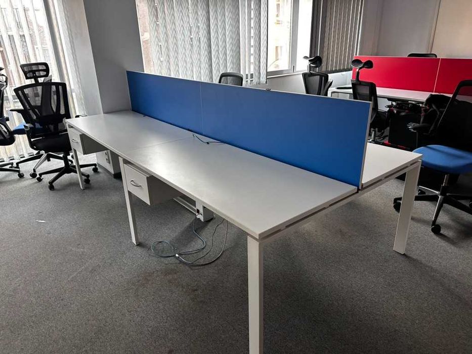 Четворен офис бенч – 4 работни места, с прегради