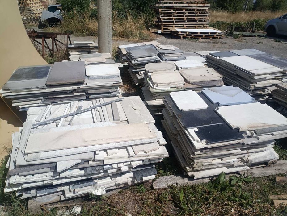 Палета с различни рамери и цветове от технически камък